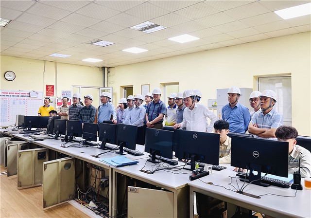 Đoàn công tác thành phố Cẩm Phả thăm và làm việc tại Công ty CP Xi măng và Xây dựng Quảng Ninh