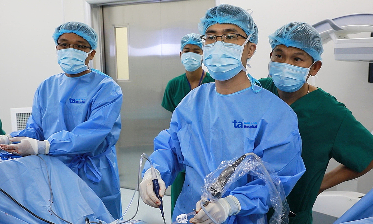 Bơm xi măng sinh học chữa xẹp đốt sống