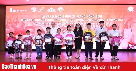 Trao học bổng của Công ty Xi măng Long Sơn cho học sinh có hoàn cảnh đặc biệt khó khăn