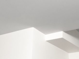 Góc trần và tường sơn trắng với các khối hộp vuông vức, đổ bóng nhẹ