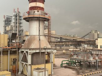 Minh họa nhà máy xi măng với tháp, băng tải và silo dưới trời nhiều mây