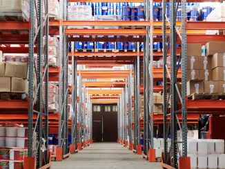 Minh họa lối đi kho kệ pallet với thùng phuy xanh và thùng carton
