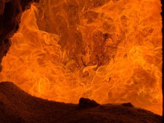Ngọn lửa cháy mạnh bên trong buồng lò công nghiệp