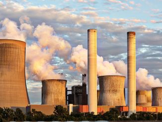 Ảnh minh họa ống khói / nhà máy công nghiệp (Pexels) — không phi ảnh nhà máy Brevik hay dự án CCS cụ thể.