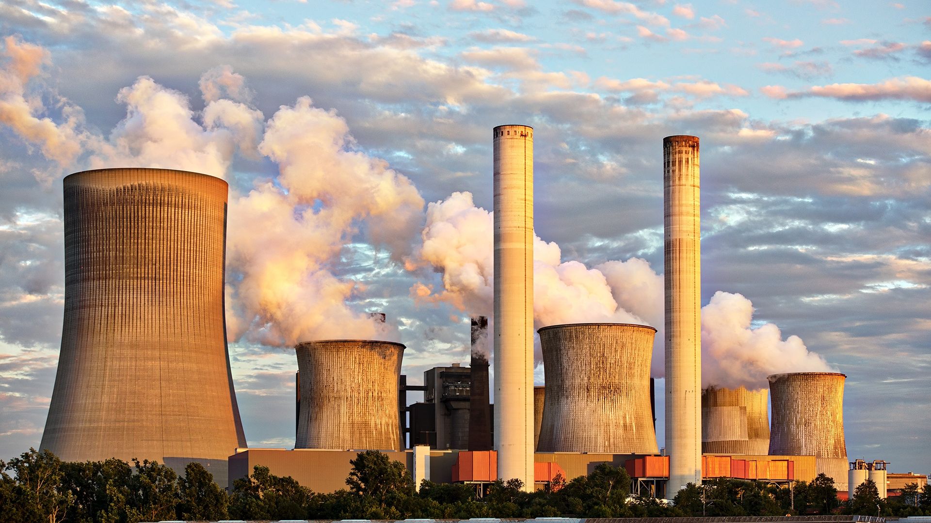 Ảnh minh họa ống khói / nhà máy công nghiệp (Pexels) — không phải ảnh nhà máy Brevik hay dự án CCS cụ th.
