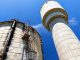 Minh họa silo xi măng bê tông nhìn từ dưới lên nền trời xanh