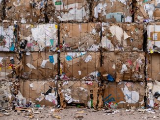 Các kiện giấy bìa phế liệu ép khối xếp chồng tại bãi tập kết