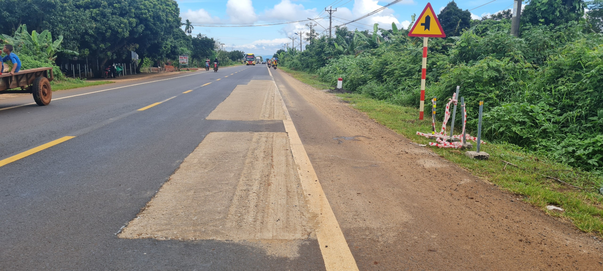 gia lai doc la va duong nhuabang xi mang tren quoc lo 14 hinh 1